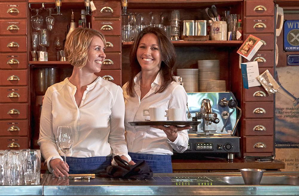 Café Andersom, adviseurs achter de bar
