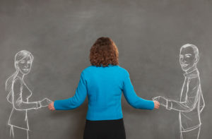 Coaching-krijtbord. Adviseur neemt klant aan de hand.